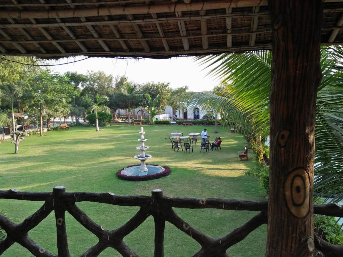 Royal Club & Resort Ахмедабад Екстер'єр фото